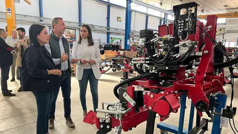 La consejera de Agricultura, Sara Rubira, durante su visita a la empresa de maquinaria agr&iacute;cola ID David. (CARM)
