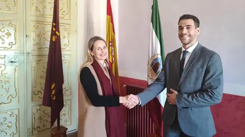 El director de Operaciones de Universae, Miguel Sieteiglesias, y la alcaldesa de Ceheg&iacute;n, Alicia del Amor, tras la firma del convenio de colaboraci&oacute;n. (Universae)