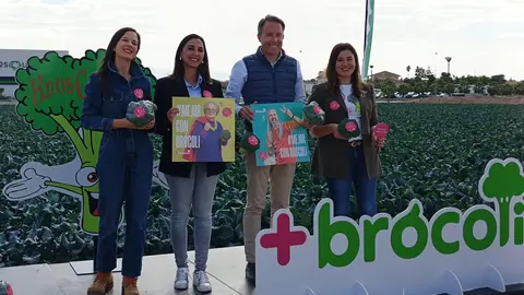 La consejera de Agricultura, Sara Rubira, en el acto del primer corte de br&oacute;coli de la asociaci&oacute;n +Br&oacute;coli. (CARM)