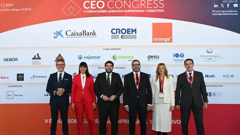 Foto de familia durante la celebraci&oacute;n del V CEO Congress. (CARM)