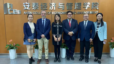 El decano de la Facultad, Samuel Baixauli y Marcos Ant&oacute;n, vicedecano de Relaciones Internacionales, visitan el campus de la Shanghai Jiao Tong University, donde se encuentra Antai College of Economics and Management (ACEM). (Universidad de Murcia)
