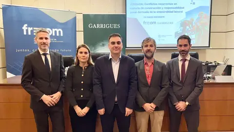 Juli&aacute;n Lozano, asociado de Garrigues; Mar&iacute;a S&aacute;nchez, asociada de Garrigues; Manuel Garc&iacute;a Dur&aacute;n, asesor jur&iacute;dico de Frecom; Antonio Domene, vicepresidente de Obra P&uacute;blica de Frecom; y Mauricio Maggiora, asociado de Garrigues. (Frecom)