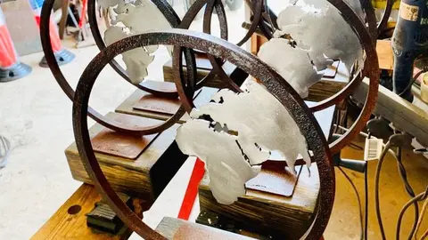 Los premios, en el taller del artista, Fernando S&aacute;enz de Elorrieta, autor de los mismos.