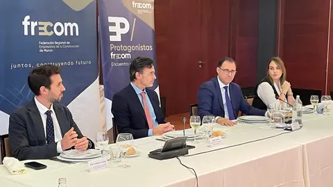 El consejero de Fomento e Infraestructuras, Jorge Garc&iacute;a Montoro, y el presidente de Frecom, Jos&eacute; Hern&aacute;ndez, durante el encuentro &lsquo;Protagonistas Frecom&rsquo;. (CARM)