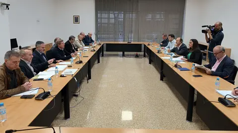 La consejera Sara Rubira, junto al resto del equipo directivo de la consejer&iacute;a, en la reuni&oacute;n que ha mantenido con la Comisi&oacute;n de Gobierno de Proexport. (CARM)