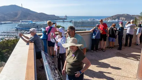 Turistas en la explanada junto al Castillo de la Concepci&oacute;n. (Ayuntamiento de Cartagena)