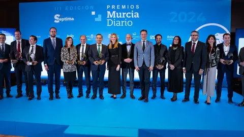 Imagen de familia con los galardonados en los Premios Murcia Diario.