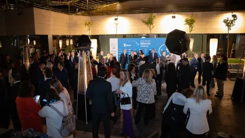 Foto panor&aacute;mica de los invitados durante la bienvenida a la gala.