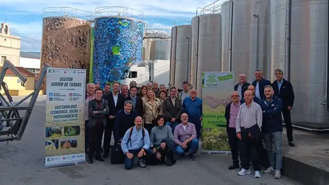 Miembros de las cooperativas regionales Frutas Caravaca y Bodegas del Rosario, de las valencianas Bodega Cooperativa La Vi&ntilde;a y Cooperativa de Viver, as&iacute; como representantes de Fecoam, acompa&ntilde;ados por Antonio Pasqual del Riquelme, director general de Aut&oacute;nomos y Econom&iacute;a Social de la Regi&oacute;n y por representantes de AgroBank. (Fecoam)