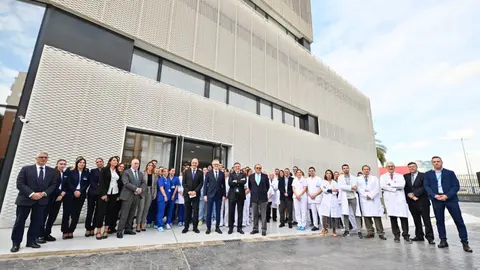Imagen de familia durante la inauguraci&oacute;n del hospital. (CARM)