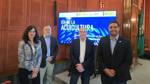 Noelia Ortega, CEO del Centro Tecnol&oacute;gico Naval y del Mar, y Jose Luis S&aacute;ez Mart&iacute;nez, responsable de acuicultura y pesca, tras recibir el Premio nacional a la investigaci&oacute;n en acuicultura. (CTN)