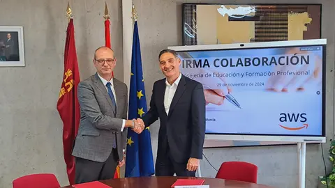 El consejero V&iacute;ctor Mar&iacute;n firma un acuerdo con &Oacute;scar Sanz, director de Gobierno en Sector Publico de AWS Espa&ntilde;a, para que los alumnos de FP de la Regi&oacute;n se formen en tecnolog&iacute;a en la nube e inteligencia artificial con Amazon Web Services (AWS). (CARM)