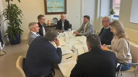 Imagen de la reuni&oacute;n de trabajo celebrada en Valencia para abordar la situaci&oacute;n de la pesca de arrastre a la que asisti&oacute; el director general de Producci&oacute;n Agr&iacute;cola, Ganadera y Pesquera, Juan Pedro Vera. (CARM)