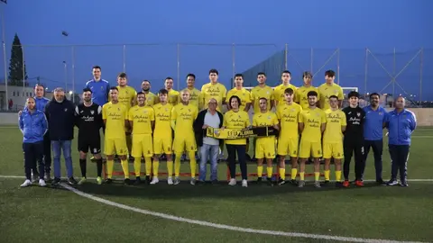 Imagen del equipo con el patrocinio en las camisetas. (Comp&aacute;s Comunicaci&oacute;n)