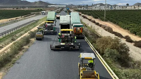 Im&aacute;genes de las obras que se realizan en la autov&iacute;a RM-2. (CARM)