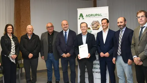 Imagen de familia del jurado de los I Premios de la Industria Alimentaria de la Regi&oacute;n, organizados por Agrupal. (Agrupal)