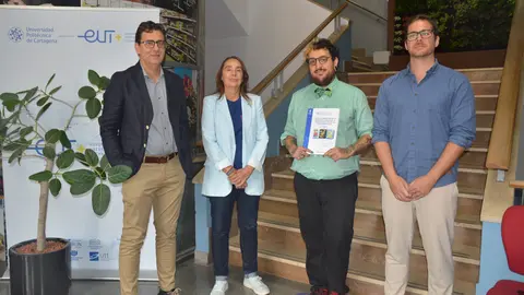 Diego Hern&aacute;ndez, portando su tesis, junto a los investigadores que la han dirigido. (UPCT)