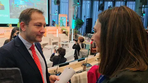 La consejera Sara Rubira durante su encuentro con Christophe Hansen, comisario de Agricultura y Alimentaci&oacute;n de la Uni&oacute;n Europea. (CARM)