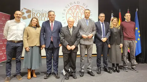 El consejero de Investigaci&oacute;n, Juan Mar&iacute;a V&aacute;zquez, junto al rector de la Universidad de Murcia, Jos&eacute; Luj&aacute;n; el alcalde de Caravaca de la Cruz, Jos&eacute; Francisco Garc&iacute;a, y los galardonados con los Premios a la Investigaci&oacute;n que conceden la Fundaci&oacute;n Robles Chillida y la Universidad de Murcia. (CARM)