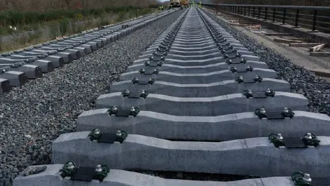 Instalaci&oacute;n de traviesas. (Ministerio de Transportes)