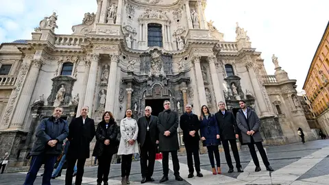 Imagen de familia durante la presentaci&oacute;n del imafronte de la Catedral de Murcia tras los trabajos de restauraci&oacute;n llevados a cabo por Orthem. (Hozono Global)
