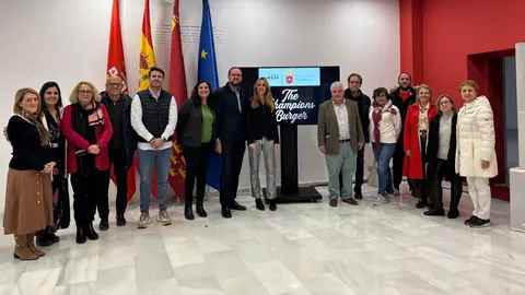 Imagen de familia durante la entrega de la donaci&oacute;n por parte del festival gastron&oacute;mico The Champions Burger a la plataforma de Voluntariado de la Regi&oacute;n de Murcia. (Ayuntamiento de Murcia)