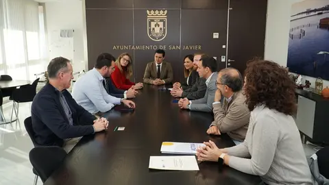 Imagen de la reuni&oacute;n en el ayuntamiento de San Javier. (AJE Regi&oacute;n de Murcia)