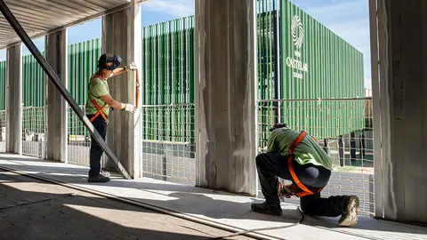 Imagen durante las obras realizadas por Vivo Econom&iacute;a Circular (Grupo Caliche) en el colegio New Castelar College. (Portavoz)
