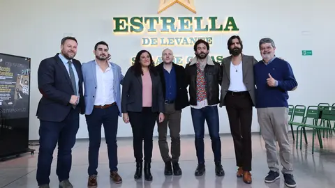 Imagen de familia durante el acto de presentaci&oacute;n de la Acci&oacute;n Solidaria de Estrella de Levante y El Pozo junto a Viva Suecia. (Estrella de Levante)
