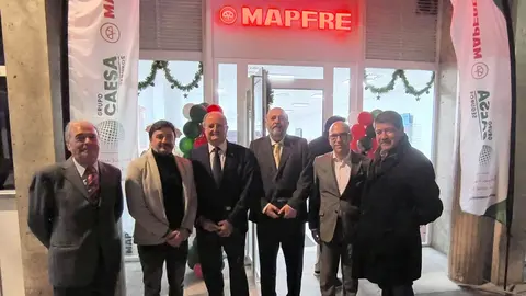 Imagen de familia durante la inauguraci&oacute;n de la nueva oficina de Mapfre en Cartagena. (JR Comunicaci&oacute;n y Protocolo)