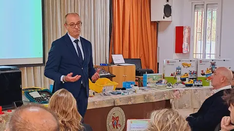 El consejero de Educaci&oacute;n y Formaci&oacute;n Profesional, V&iacute;ctor Mar&iacute;n, participa en la presentaci&oacute;n del programa de rob&oacute;tica y programaci&oacute;n'Escuela 4.0'. (CARM)