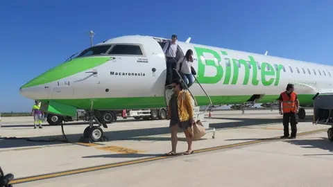 Llegada de pasajeros en un vuelo de Binter. (CARM)
