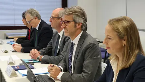 El consejero de Hacienda preside la reuni&oacute;n de la Mesa General de Funci&oacute;n P&uacute;blica, donde se ha negociado una oferta de empleo p&uacute;blico para 2024 que incluye 248 nuevas plazas y otras 350 de promoci&oacute;n profesional. (CARM)