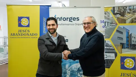 Imagen del acuerdo con la presencia de Pablo Planes, director general de Inforges (izquierda), y el presidente de Jes&uacute;s Abandonado, Jos&eacute; Manuel Mart&iacute;nez Tom&aacute;s. (Agencia Weekend)