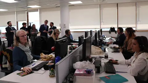 El consejero de Econom&iacute;a, Luis Alberto Mar&iacute;n, durante la visita a las instalaciones de la plataforma de servicios a la ciudadan&iacute;a. (CARM)