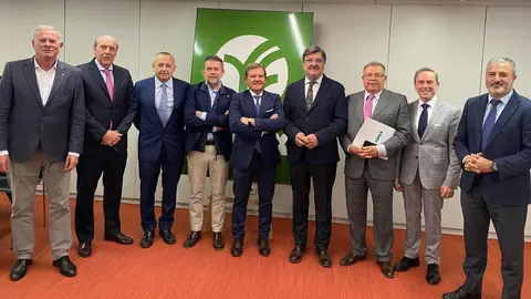 En el centro, Mariano Zapata, presidente de Proexport, junto al reci&eacute;n nombrado presidente de FEPEX, Cecilio Peregr&iacute;n, a su izquierda, en la Asamblea General  de la Federaci&oacute;n donde se ha hecho efectivo el nombramiento. (Proexport)