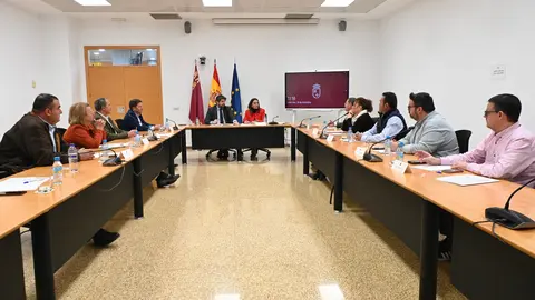 El presidente del Gobierno regional, Fernando L&oacute;pez Miras, junto a la consejera de Pesca, Sara Rubira, durante la reuni&oacute;n celebrada con representantes de las cuatro cofrad&iacute;as de pescadores de la Regi&oacute;n para analizar la situaci&oacute;n de la pesca de arrastre. (CARM)
