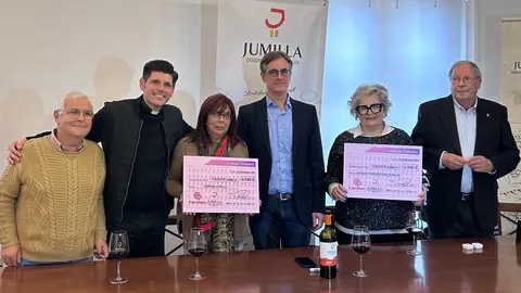 Entrega de los cheques de la DOP de Jumilla a C&aacute;ritas Jumilla y C&aacute;ritas Interparroquial de Hell&iacute;n. (DOP Jumilla)