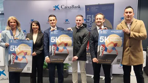Imagen de familia durante la presentaci&oacute;n oficial de la tercera edici&oacute;n de la carrera organizada por la Sala Familiar Ronald McDonald de Murcia. (CaixaBank)