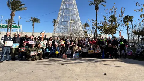 La APC entrega al ayuntamiento de Cartagena los juguetes recogidos en su campa&ntilde;a 'Trae un juguete y compramos otro por ti'. (Ayuntamiento de Cartagena)