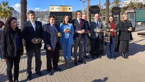 Campa&ntilde;a de promoci&oacute;n de la uva de mesa entre cruceristas en el Puerto de Cartagena. (CARM)