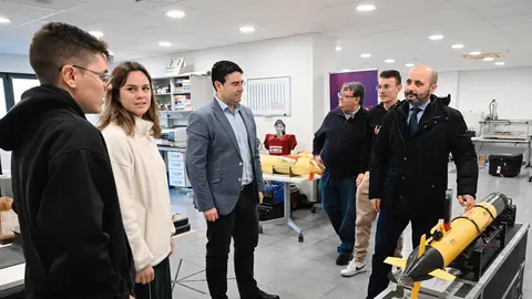 El director general del Info, Joaqu&iacute;n G&oacute;mez, durante su visita a Kogarashi. (CARM)