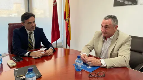 El consejero de Fomento e Infraestructuras, Jorge Garc&iacute;a Montoro, y el alcalde de Moratalla, Juan Soria, en el &uacute;ltimo encuentro en el que trataron sobre la contrataci&oacute;n de la obra de la RM-B30. (CARM)