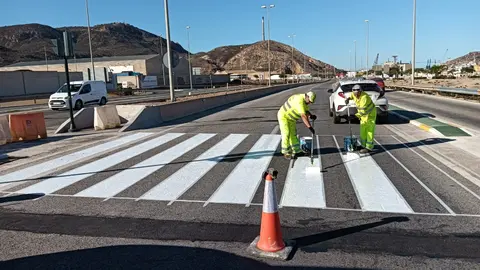 Mantenimiento de una carretera de la Regi&oacute;n. (Ministerio de Transportes)