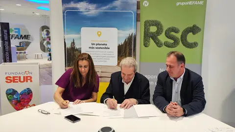 Imagen durante la firma del convenio. (Hefame)