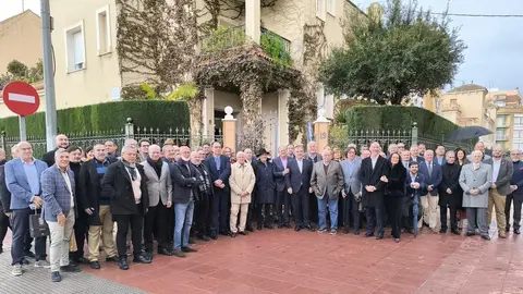 Foto de familia durante el brindis. (Comunicaci&oacute;n y Protocolo)