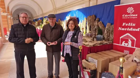 Luis Emilio Pascual, coordinador de la Sinf&oacute;nica de la UCAM; Jos&eacute; Antonio Planes, director de C&aacute;ritas, y Mar&iacute;a Dolores Garc&iacute;a, presidenta de la Universidad Cat&oacute;lica, durante la entrega de la recaudaci&oacute;n. (UCAM)