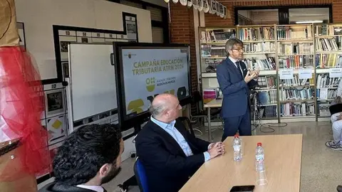 El consejero de Econom&iacute;a, Hacienda, Fondos Europeos y Transformaci&oacute;n Digital, Luis Alberto Mar&iacute;n, en una de las charlas de la campa&ntilde;a de educaci&oacute;n tributaria de la ATRM. (CARM)
