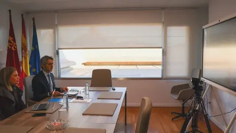 El consejero de Econom&iacute;a, Luis Alberto Mar&iacute;n, y la directora del Icref, Ana L&oacute;pez, durante el consejo de administraci&oacute;n del Icref en el que se aprob&oacute; la ampliaci&oacute;n de la l&iacute;nea Agro+. (CARM)
