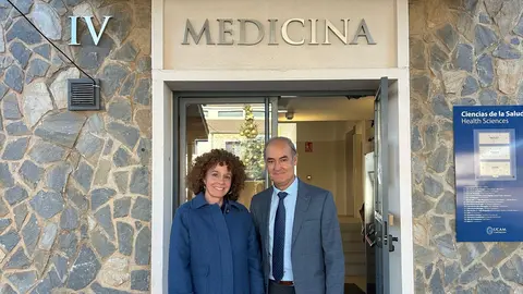 Los investigadores de la UCAM Mar&iacute;a del Mar Mart&iacute;nez y Fernando Vidal Vanaclocha en el campus de Cartagena de la Universidad Cat&oacute;lica. (UCAM)